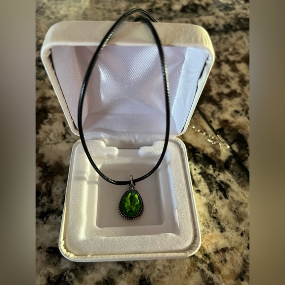 Jewelry - Elegant Green Teardrop Pendant Necklace- black leather cord. New.